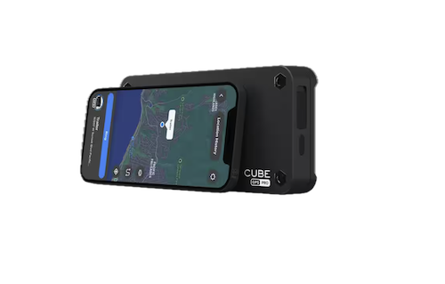 Cube GPS Tracker behind smartphone
